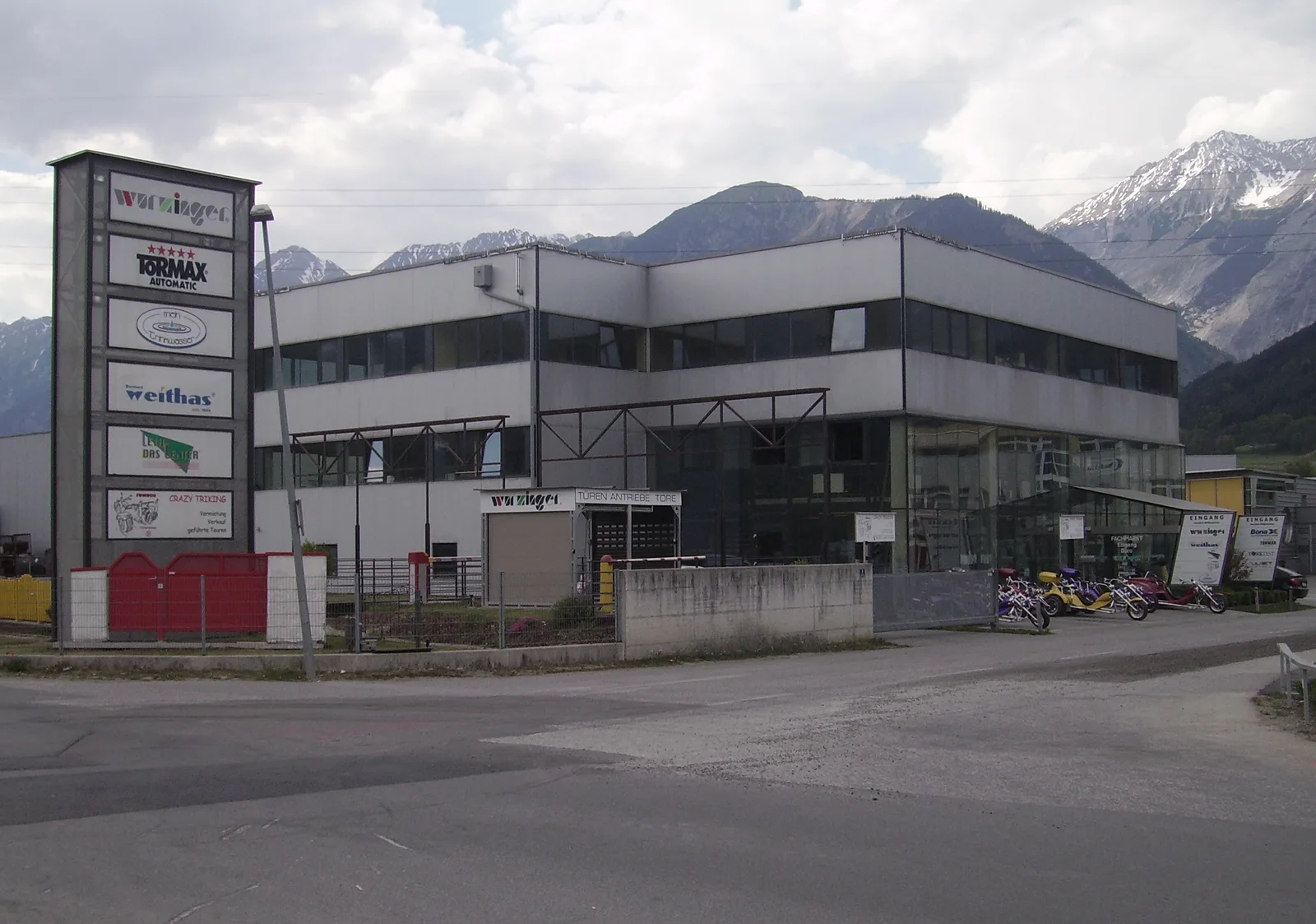 Betriebsgebäude von Wurzinger in Mils mit Bergkulisse